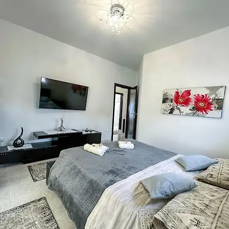 Daire Katsaras House 3 Cozy Bedrooms